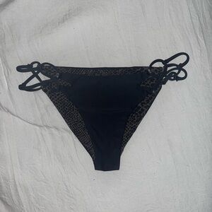 Medium Acacia Lombok Bottoms in Storm /Black